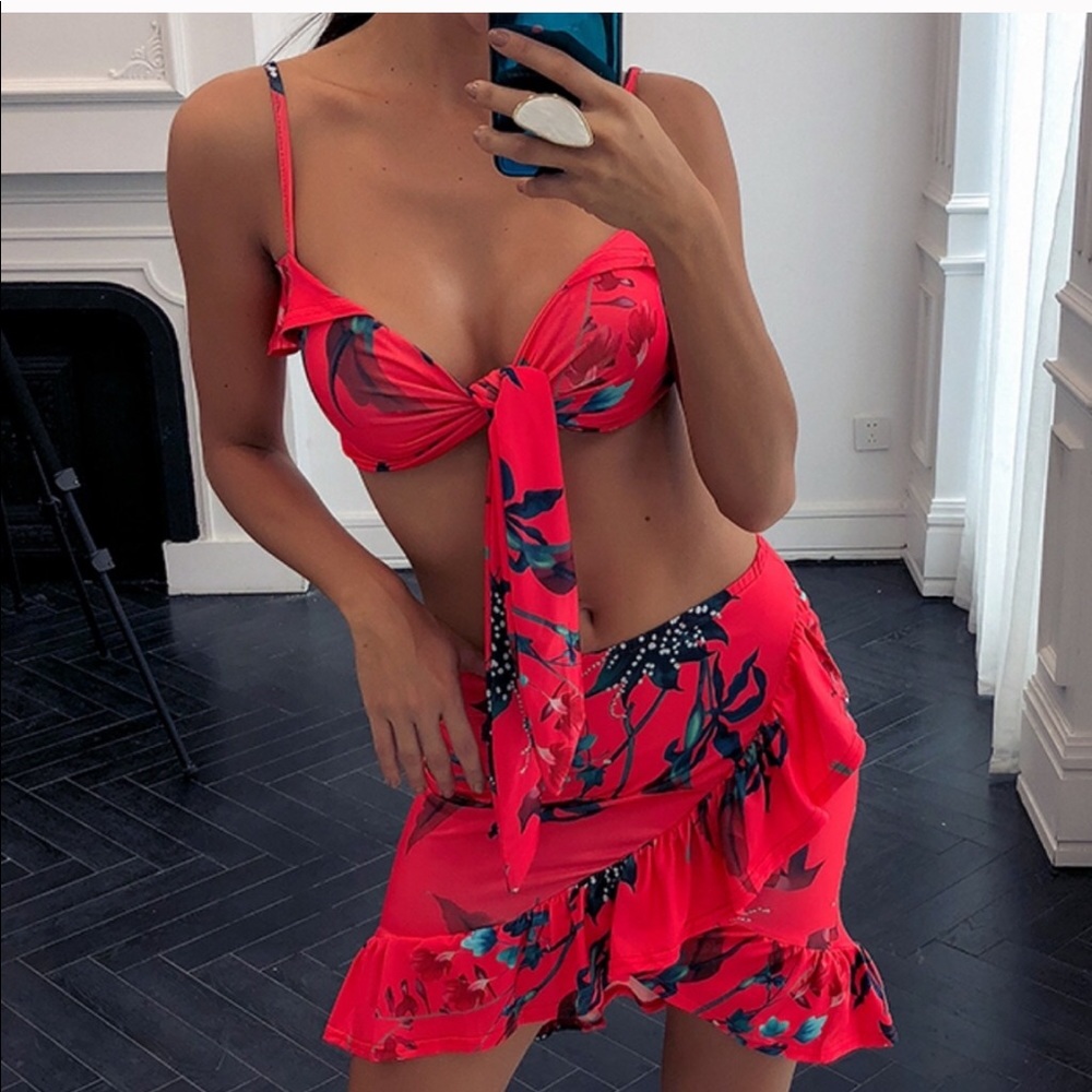 Very cute set worn once on vacation. ..
